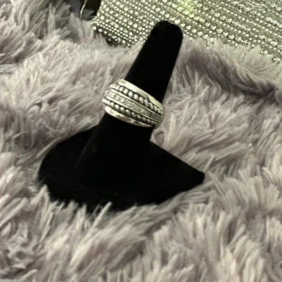 ๐ฅ LIA SOPHIA.One of their most gorgeous rings w/Crystals & Rope detailing.Size 8 - Picture 6 of 12